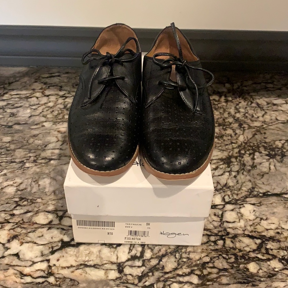 Halogen black laced flats 7.5